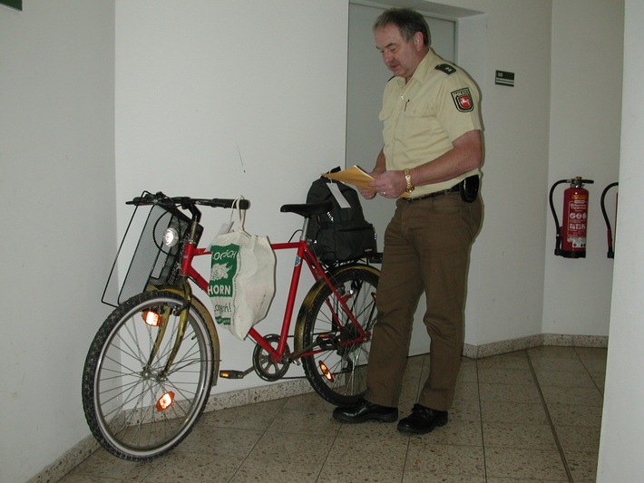 POL-HOL: Beute war bereits für den Abtransport zusammengepackt: Einbrecher noch im Einkaufsmarkt festgenommen -	32jähriger Täter vermutlich mit Fahrrad unterwegs -