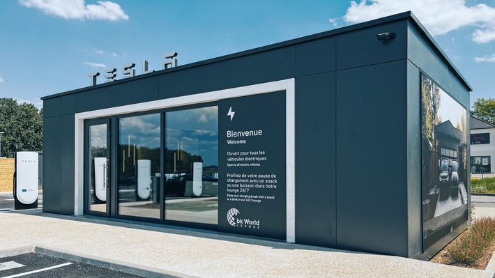 Erste Lounge von bk World und Tesla an Ladepark in Frankreich eröffnet