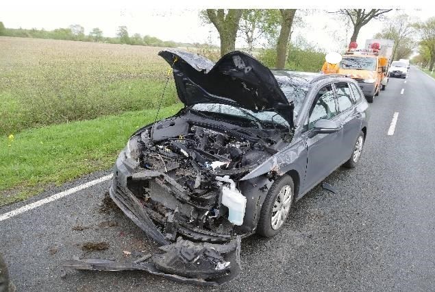 POL-CUX: Verkehrsunfall nach misslungenem Überholmanöver in Stinstedt - Fahrzeugführerin schwer verletzt (Lichtbild in der Anlage)