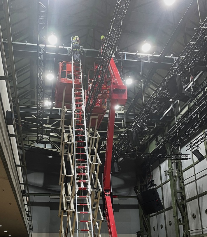 FW-E: Arbeiter in zehn Metern Höhe mit Hand zwischen Hubsteiger und Stahlträger eingeklemmt - Höhenretter befreien Patienten in Essener-Weststadthalle