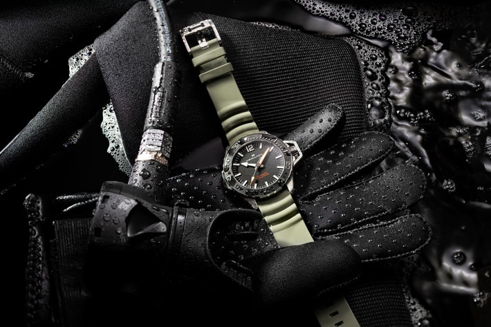 Die Khaki Navy Frogman präsentiert sich im neuen Design und smarten Features, um Genauigkeit, Ablesbarkeit und Widerstandsfähigkeit zu erhöhen. Das Wellendesign des Kautschukarmbands erinnert dabei an die unbändige Kraft der Meere. / Weiterer Text über ots und www.presseportal.de/nr/156704 / Die Verwendung dieses Bildes ist für redaktionelle Zwecke unter Beachtung ggf. genannter Nutzungsbedingungen honorarfrei. Veröffentlichung bitte mit Bildrechte-Hinweis.