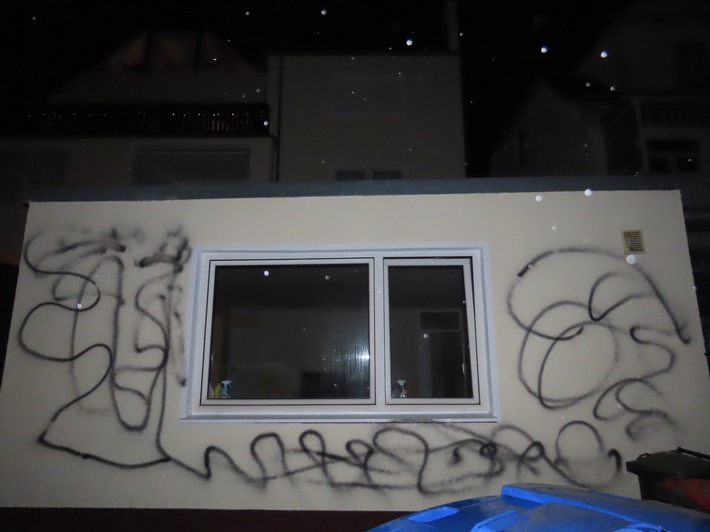 POL-HM: Sachbeschädigung durch Graffiti-Farbe (FOTO)