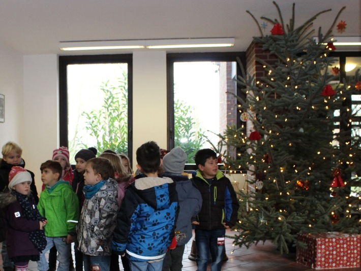 POL-LIP: Detmold. Kinder schmücken Weihnachtsbaum im Polizeigebäude.