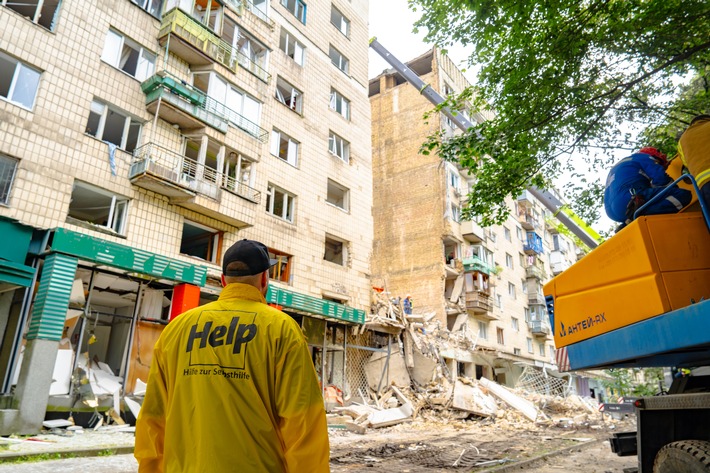 Trauertag in Kyjiw nach massiven Luftangriffen / "Humanitäre Hilfe muss die Menschen schnellstmöglich erreichen"