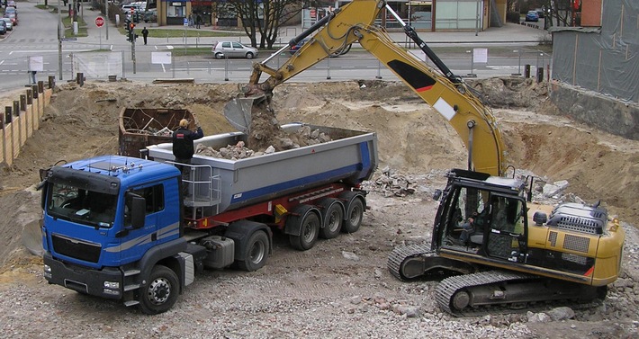 Baustelle_Bagger und LKW.jpg