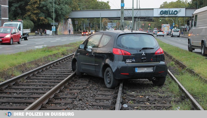 POL-DU: Marxloh: Pkw landet auf Straßenbahngleisen