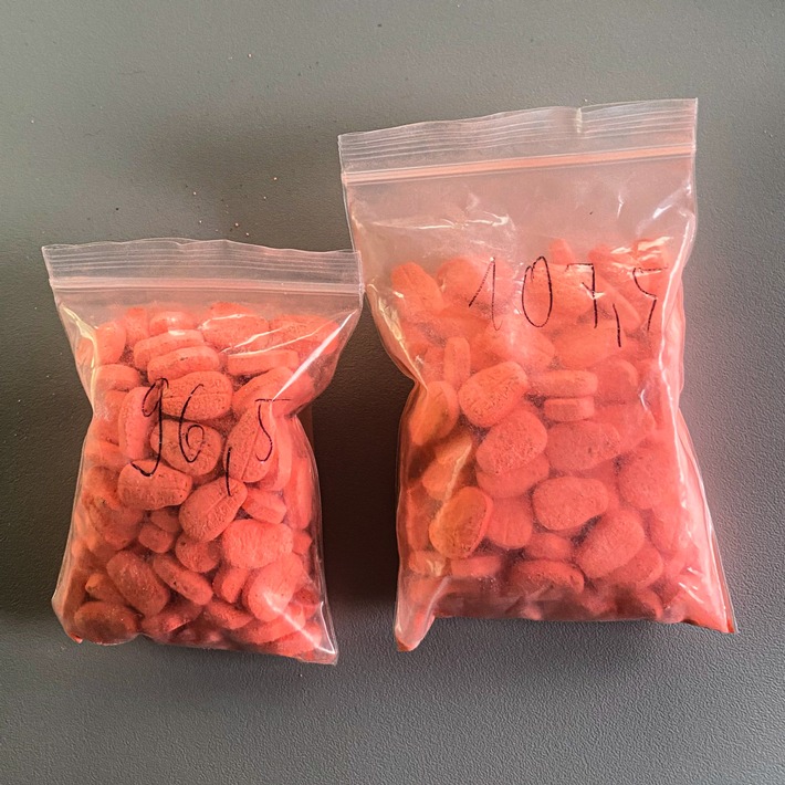 HZA-OL: ZOLL: Über 200 Ecstasy-Pillen unter dem Sitz in der Bahn
