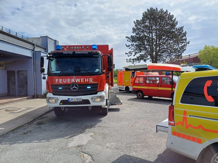 FW Horn-Bad Meinberg: Kind in Schwimmhalle mit Fuß im Becken eingeklemmt - Mit Unterstützung einer Tauchergruppe konnte Fuß befreit werden