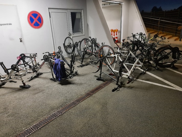 BPOLI BHL: Bikes und Werkzeuge im Laderaum - Fahndungen der Bundespolizei erfolgreich