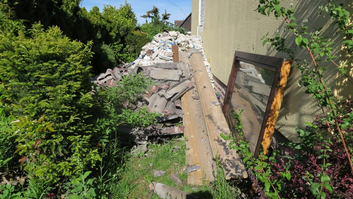 POL-WE: Baumaßnahmen gestoppt - Asbesthaltiges Material vermutet - THW übernahm Sicherung