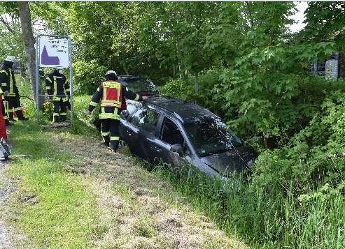 POL-WHV: Verkehrsunfall mit leicht verletzter Person in Hohenkirchen - Polizei sucht Zeugen