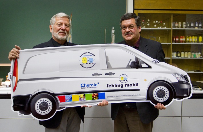 Chemielabor soll mobil werden: &quot;Fehling-Mobil&quot; wird mit Unterstützung der chemischen Industrie auf die Straße gebracht / 40.000-Euro-Spende für Mitmachlabor der Universität Stuttgart (mit Bild)