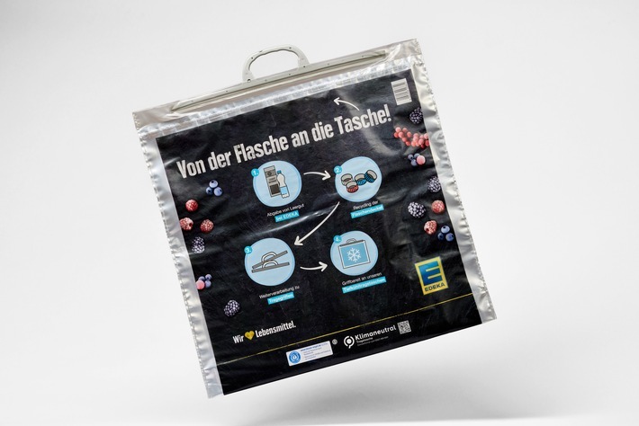 EDEKA-Tiefkühltasche erhält Deutschen Verpackungspreis in der Kategorie Nachhaltigkeit: Mit der Tasche wurden bereits über 1.600 Tonnen neuen Kunststoffs im EDEKA-Verbund eingespart und durch den sicheren Transport von Tiefkühl- und gekühlten Produkten zudem Lebensmittelverderb reduziert. / Weiterer Text über ots und www.presseportal.de/nr/51907 / Die Verwendung dieses Bildes ist für redaktionelle Zwecke unter Beachtung ggf. genannter Nutzungsbedingungen honorarfrei. Veröffentlichung bitte mit Bildrechte-Hinweis.