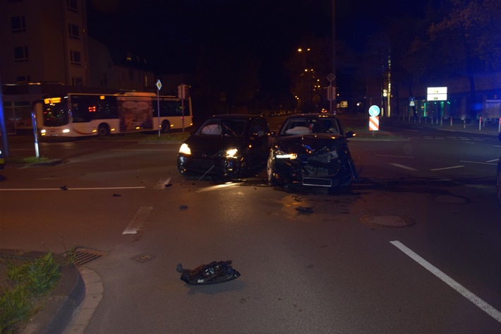 POL-HF: Verkehrsunfall - Zwei Pkw stoßen nahe der Herforder Innenstadt zusammen