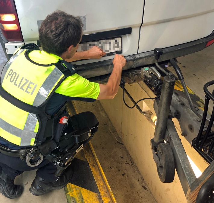 POL-UN: Kamen - 2100 Kilogramm Überladung und defekte Bremsen: Polizei zieht gefährliches Gespann aus dem Verkehr