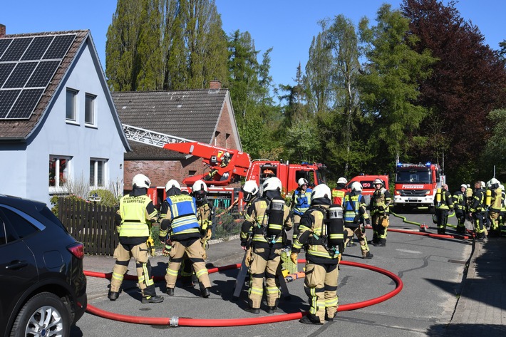 FW-PI: Barmstedt: Anbau in Vollbrand - Feuerwehr rettet Einfamilienhaus