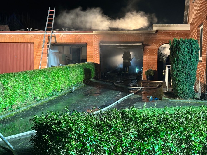 FW-ROW: Garage brennt in voller Ausdehnung - Feuerwehr verhindert Übergreifen auf Wohnhaus