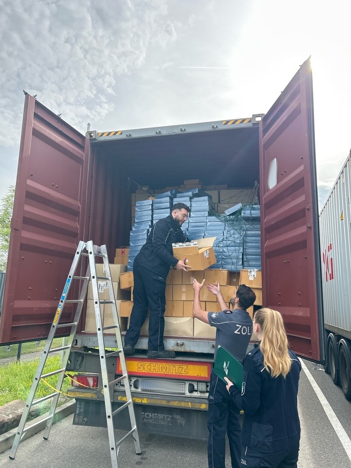 HZA-HN: Zoll stoppt Container mit nicht verkehrsfähigen Lebensmitteln