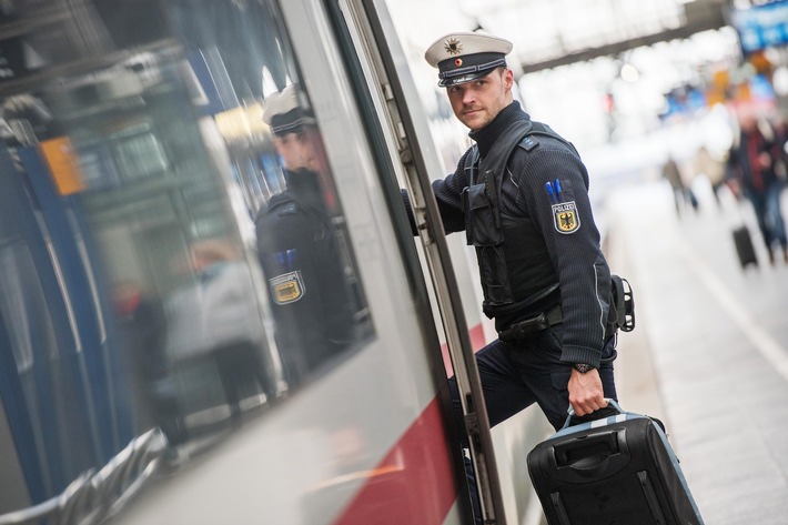 BPOL NRW: Drei Verletzte im Zug: Bundespolizist nimmt Schläger auf dem Weg nach Hause fest