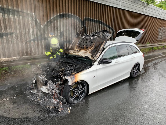 FW-DO: 28.05.2019 - Feuer auf Bundesstraße
Hoher Sachschaden entsteht durch Fahrzeugbrand
