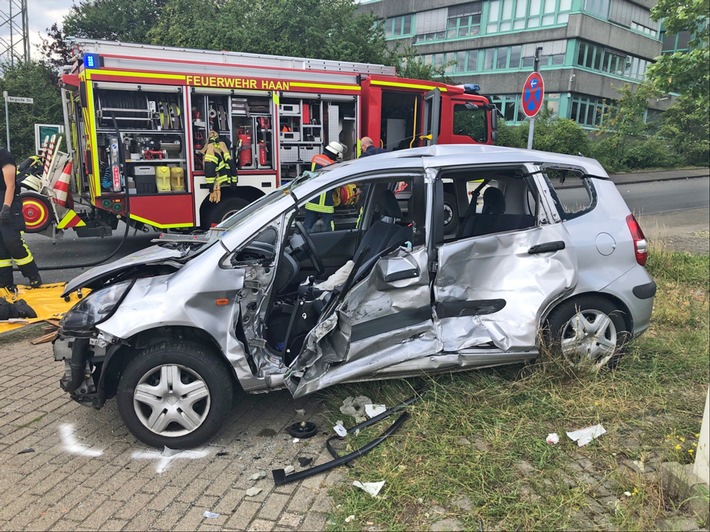 POL-ME: Verkehrsunfall mit Schwerverletzten - Haan - 2207008