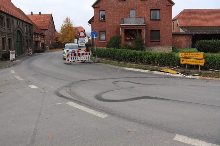 POL-HX: LKW fährt Schilder um und flüchtet