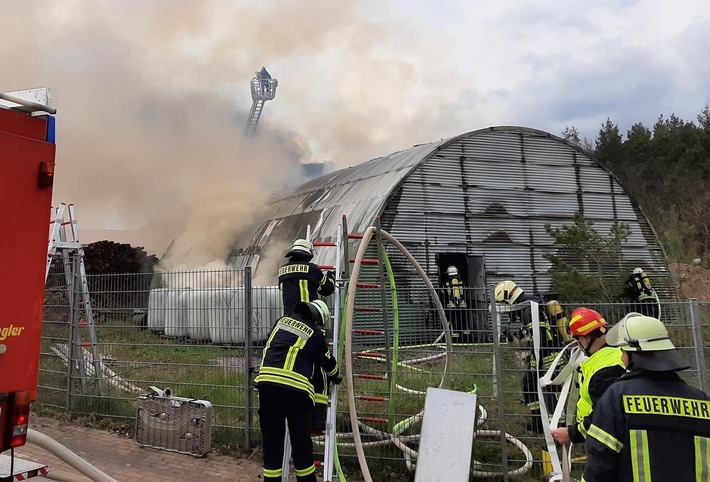 POL-PDPS: Brand einer Lagerhalle