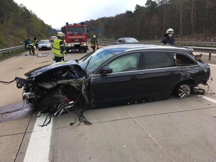 POL-PDKL: A6/Kaiserslautern, Nach Reifenplatzer in die Schutzplanken gekracht