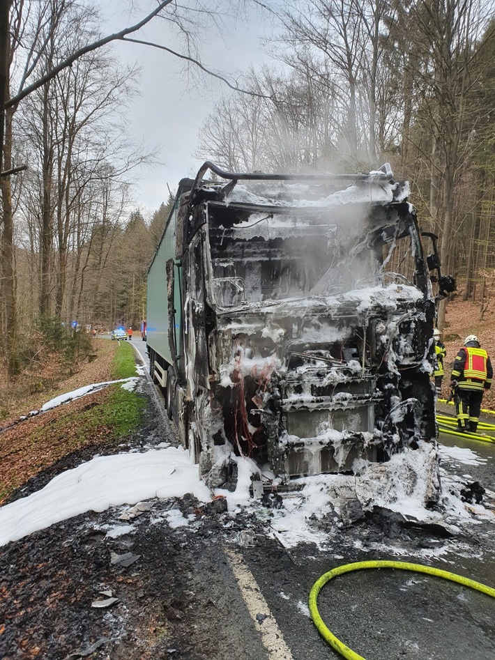 POL-HOL: Landesstraße L484 nach Lkw-Brand vollgesperrt