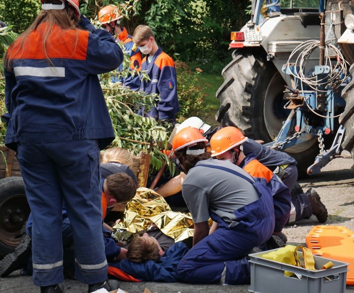 FW-PB: Jugendfeuerwehr löscht Saunabrand