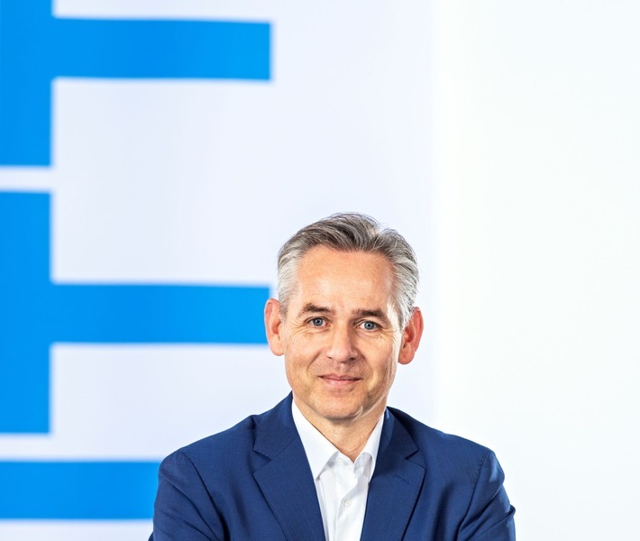 "Der SAP Pinnacle Award ist die wichtigste Auszeichnung für SAP-Partner. Von über 500 SAP-Partnern weltweit gehören wir in diesem Jahr zu den Top-3-Gewinnern. Mit vier gewonnenen Pinnacle Awards und drei Finalisten-Platzierungen haben wir erneut bewiesen, dass wir global zu den Besten gehören", so Norbert Rotter, CEO von NTT DATA Business Solutions und SVP von NTT DATA. / Weiterer Text über ots und www.presseportal.de/nr/24336 / Die Verwendung dieses Bildes für redaktionelle Zwecke ist unter Beachtung aller mitgeteilten Nutzungsbedingungen zulässig und dann auch honorarfrei. Veröffentlichung ausschließlich mit Bildrechte-Hinweis.