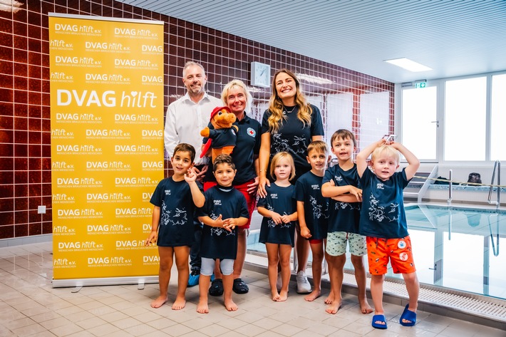 "Schwimmen ist überlebenswichtig" / Neues Schwimmprogramm zur Förderung der Schwimmfähigkeit von Kindern in Westfalen-Lippe startet - mit dabei: Extremschwimmerin Nathalie Pohl