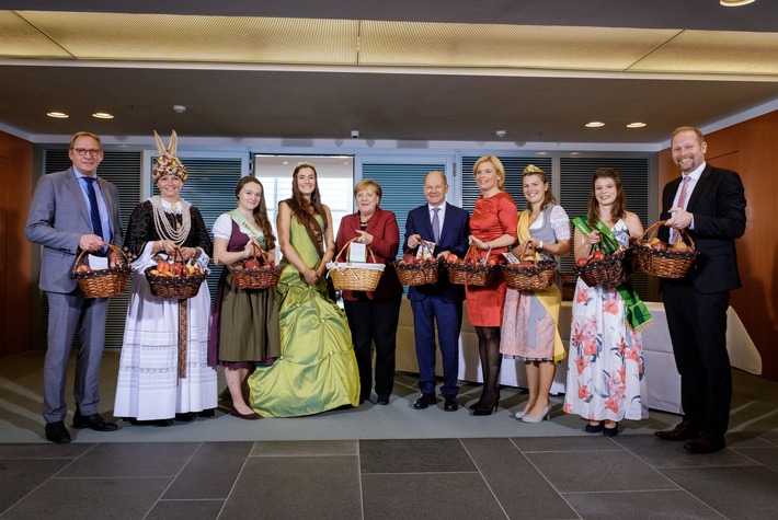 Royaler Besuch im Kanzleramt: Angela Merkel empfängt Deutschlands Apfelköniginnen zum Apfelkabinett