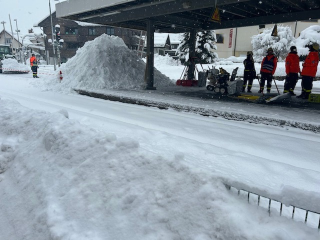 THW Bayern: Schneechaos in Bayern: THW-Einsatzkräfte seit Freitagabend durchgehend im Einsatz.