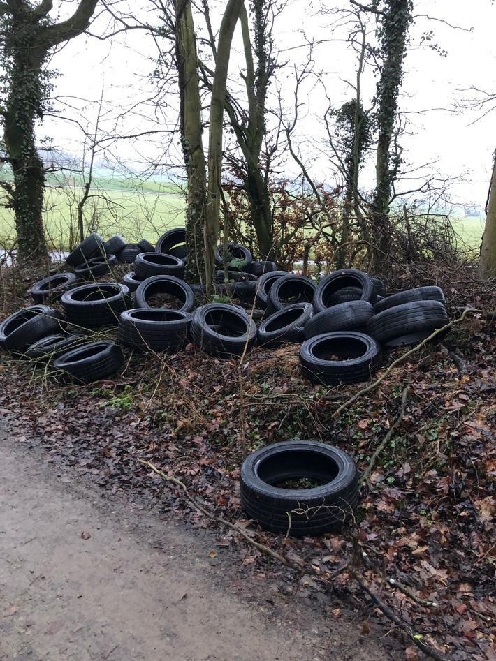 POL-OS: Bad Rothenfelde: 40-50 Autoreifen illegal im Wald entsorgt - Polizei bittet um Hinweise