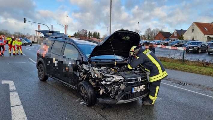 POL-STD: Zwei Autofahrerinnen bei Unfall auf der Bundesstraße 73 in Horneburg leicht verletzt, Zwei unbekannte alkoholisierte Männer überfallen 33-jährigen Drochtersener - Polizei sucht Zeugen