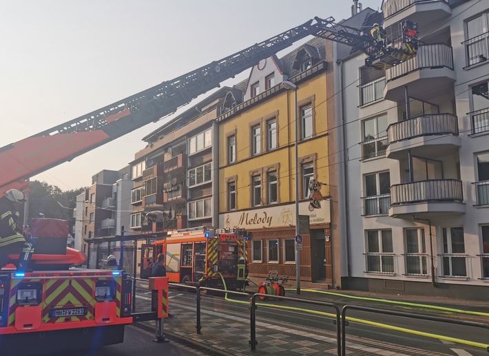 FW-MH: Zimmerbrand in einem Mehrfamilienhaus