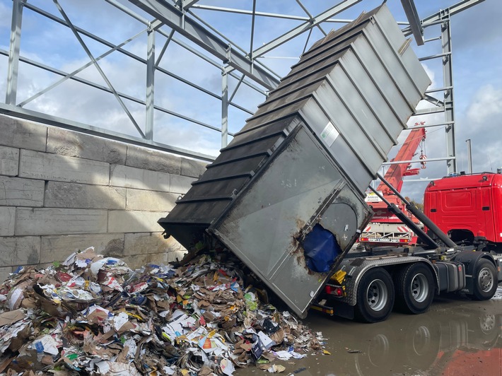 FW Pforzheim: Containerbrand in Pforzheimer Einkaufszentrum erfordert Feuerwehreinsatz