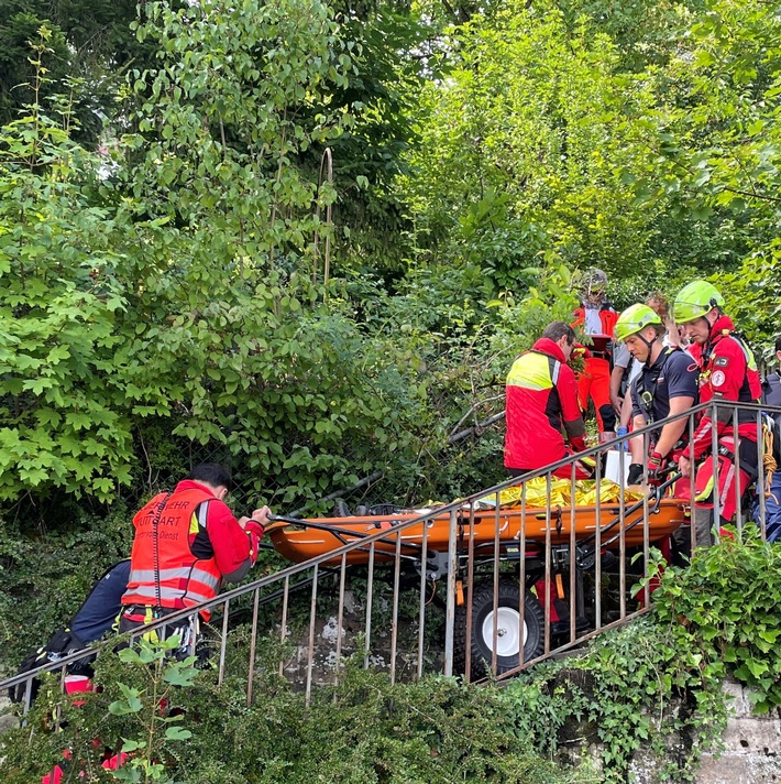 FW Stuttgart: Transporthilfe durch die Feuerwehr in unwegsamem Gelände