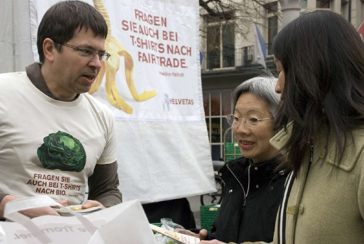 Helvetas: Helvetas verschenkt Bananen und Salate 
auf dem Zürcher Paradeplatz