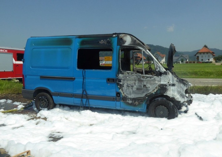 POL-FR: Gutach-Bleibach: Schnee bei 32 Grad? / Waldkirch: Beim Ausparken beschädigt