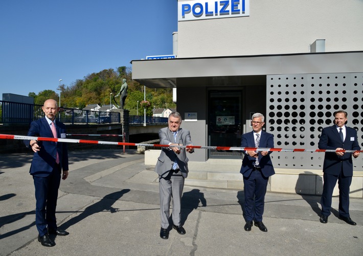 POL-HA: Polizeiwache Hohenlimburg offiziell im Beisein von NRW-Innenminister Herbert Reul eingeweiht