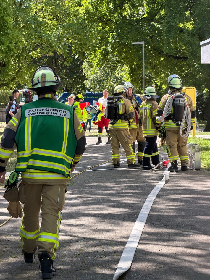 FW Weinheim: Feuerwehr Weinheim überprüft ungewöhnlichen Geruch in Mehrfamilienhaus
