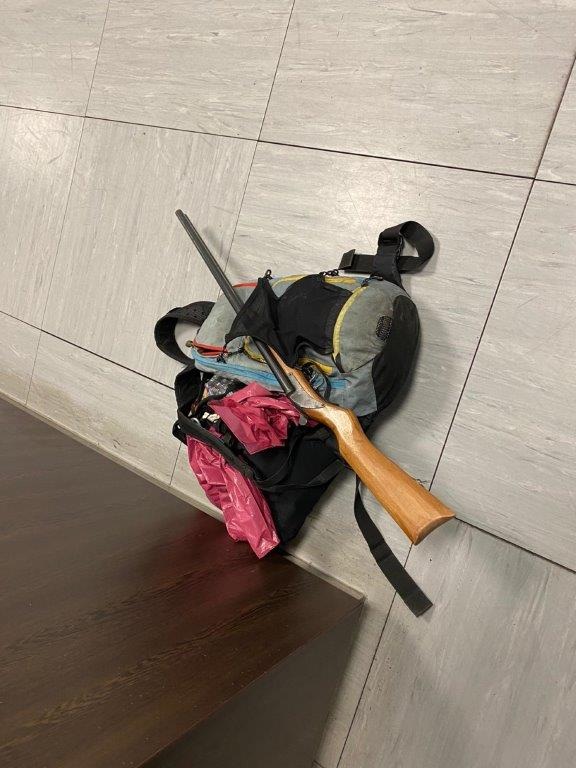 BPOL NRW: Fragwürdiges Ostergeschenk; Bundespolizei stellt "Anscheinswaffe" sicher