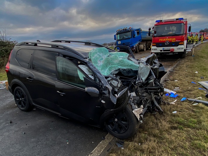 FW Wachtberg: Schwerer Verkehrsunfall bei Wachtberg-Gimmersdorf