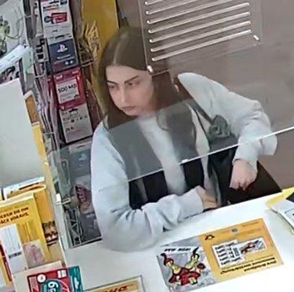 POL-HB: Nr.: 0158 --Öffentlichkeitsfahndung: Unbekannte eröffnete Konten mit verfälschtem Ausweis--