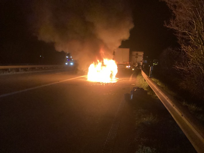 FW Speyer: Pkw-Brand nach Auffahrunfall auf Rastplatz Binshof