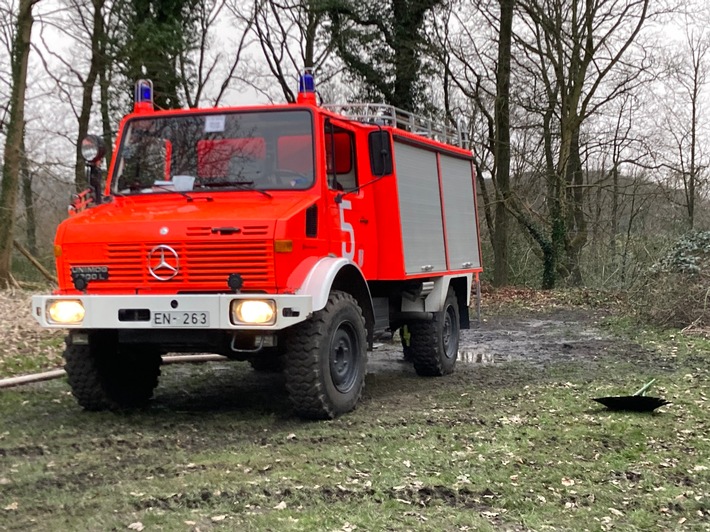 FW-EN: Brand von Grünabfällen - Ausbreitung auf Waldstück konnte verhindert werden.