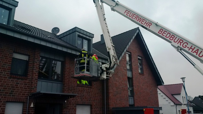 FW-KLE: Feuerwehr Bedburg-Hau unterstützt Rettungsdienst