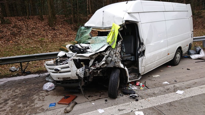 POL-DEL: Autobahnpolizei Ahlhorn: Schwerer Verkehrsunfall auf der Autobahn 1 im Bereich der Gemeinde Harpstedt +++ Kleintransporter fährt auf Sattelzug auf